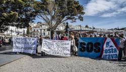 Centenars de persones es manifesten a Cadaqués per auturar el projectes urbanístics