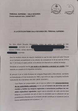 Albert Donaire ha escrit a la sala segona del TS, comunicant-los que s'acollia al seu dret de declarar en català, reconegut per la Carta Europea de les llengües regionals i minoritàries, per la LO 6/1985, articles 3 i 96 de la CE i l'article 231 de la LPO