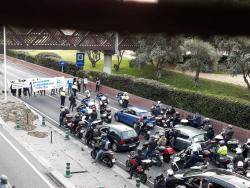 Estudiants tallen els carrers de Barcelona "escalfant motors" per a la vaga de dijous