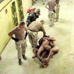 2004 Primera condemna judicial per les tortures de presos a l'Irac