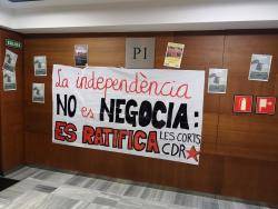 Militants d'ERC treuen de la seva seu amb "empentes i de males maneres" a militants del CDR a Les Corts de Barcelona