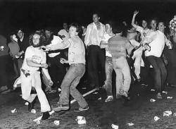 1969 Avalots per l'atac de la policia al bar gai Stonewall Inn