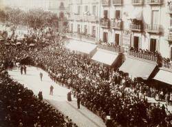 Fotografia de l'enterrament massiu del poeta Jacint Verdaguer