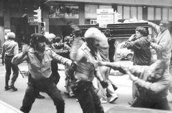 Imatge del 16 de juny de 1986 durant una actuació de la policia espanyola a Bilbao on es va ferir a unes 30 persones que portaven el fèretre del pres Joseba Asensio