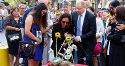 Familiars de les víctimes dels atemptats de Barcelona i Cambrils participen a l'ofrena floral a la Rambla de la capital catalana, en el primer aniversari dels fets. Foto: Pere Francesch / ACN / Mèdia.cat