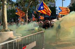Resposta de l'independentisme, que es manifesta davant la seu de la Comissió Europea a Barcelona