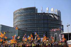 10.000 persones omplen Estrasburg per defensar els drets dels electors catalans i europeus
