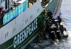 1995 La marina francesa aborda el  vaixell Rainbow Warrior II