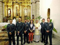 Imatge del capellà Ignacio Mora Vilaltella (exmembre del grup ultra Milicia Catalana condemnat per pederàstia) amb membres de la Guàrdia Civil