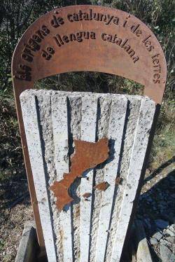 Monument commemoratiu al castell de Rià, on nasqué Guifré el Pilós: Conflent. Catalunya Nord. Foto: @aleixrenye