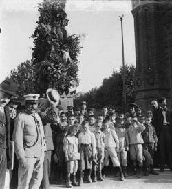 1905 La policia arrenca les senyeres i ofrenes col·locades per entitats al monument a Casanova