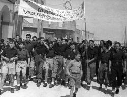 Celebració de joves falangistes al port d'Eivissa el 1948