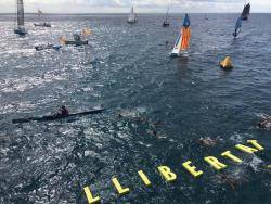 Embarcacions de tota mena i esportistes omplen el litoral de Catalunya en l'onada per Independència