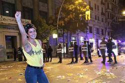 Manifestant a Girona que mostra la fermesa del jovent davant la repressió. Foto: Manel Lladó, publicada a El Punt/Avui