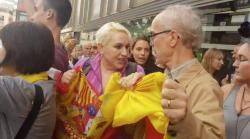 Dos espanyolistes provoquen amb una bandera espanyola en una manifestació independentista a Girona (imatge @ Maria Garcia. El gerió Digital)