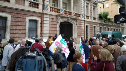 Gairebé un centenar de persones es manifesten a Perpinyà a per demanar el restabliment del CAPES de català