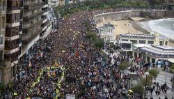 Milers de persones es manifesten a Donostia per a demanar "una solució democràtica" per a Catalunya i Euskal Herria