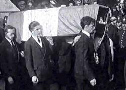 1920 Mor el patriota irlandès Terence MacSwiney després de 73 dies de vaga de fam