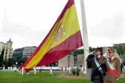 2002 El Govern d'Aznar instaura un homenatge a la bandera espanyola