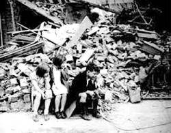 Nens vora les runes provocades pels bombardejos feixistes