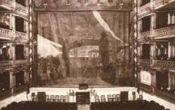 L'escenari del Teatre Romea, on es va estrenar el drama 'La rosa blanca' de Frederic Soler