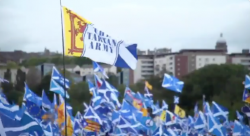 Desenes de milers de persones es manifesten a Edimburg per a la Independència d'Escòcia
