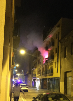 Al carrer Figuerola una bengala ha ferit una veïna que estava al balcó (on hi havia una estelada) fet que ha provocat que vingués una ambulància a auxiliar-la. (Imatge: llibertat.cat)