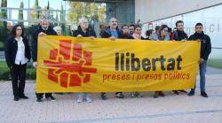 El Grup Antirepressiu de Girona i Alerta Solidària s'han manifestat avui davant dels jutjats de Girona contra la ratificació de la presó dels dos manifestants detinguts durant les protestes del passat mes d'octubre. (Imatge: Facebook)