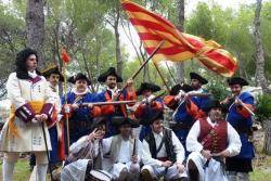 Recreació de les tropes austracistes prop del mònolit al General Basset. Foto: El Punt