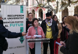 ILP Universitats lliuren més de 70.000 signatures al Parlament per demanar la rebaixa de les taxes universitàries