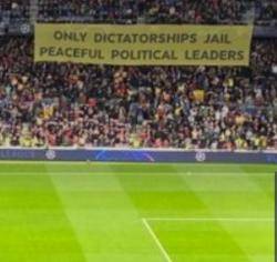 Pancarta al Camp Nou durant el partit del Barça-B.Dortmund