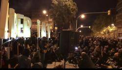 Mig miler de persones celebren un mes de talls a la Meridiana amb l'actuació de Cesk Freixas i els diables de Sant Andreu