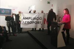 Ecologistes despleguen una pancarta en una conferència amb motiu del COP25 per exigir la no ampliació de l'aeroport de Palma