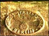 1996 El Banc Nacional Suís admet haver comprat or a l'Alemanya nazi