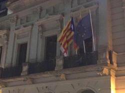 Canvien la bandera espanyola per l'estelada a l'antic ajuntament de Les Corts