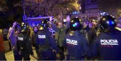 El veïnat assoleix tallar la Meridiana per 50a nit consecutiva malgrat la repressió policial