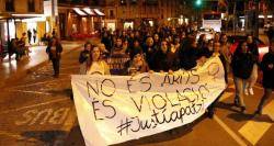 Manifestació a Manresa, el passat 5 de novembre, en contra de la sentència pel cas de la violació en grup ocorregut a la ciutat, que va condemnar els acusats per abús sexual i no per agressió. Foto: Laura Busquets / ACN / Mèdia.cat