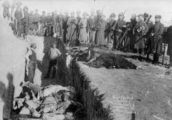 1890- 150 homes, dones i nens Lakota són massacrats pel 7è Regiment del Cavalleria dels Estats Units a prop de  Wounded Knee