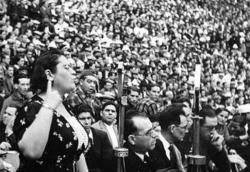 Frederica Montseny fent un míting als anys 30