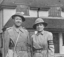 Imatge de Josep Trueta a Anglaterra el 1945. Ell i la seva dona formaren part del servei 'Fire Guard' durant la II Guerra Mundial