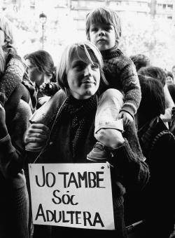 Imatge d'una manifestació per la despenalització de l?adulteri a Barcelona l?any 1976.