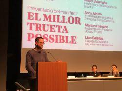  Lluc Salellas parlant davant unes 80 persones a lacte El millor Trueta possible organitzat per Guanyem Girona