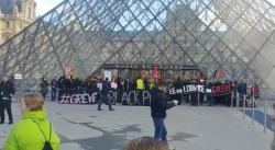 Els vaguistes francesos bloquegen l'entrada del Louvre