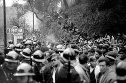 1939 L'exèrcit franquista arriba als Pirineus: milers de persones es refugien a la Catalunya Nord