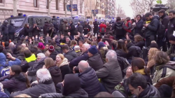 Alerta Solidària celebra l'absolució dels 12 Encausats per seure's a les escales del TSJC reclamant la llibertat dels presos polítics