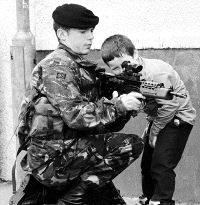 2000 El govern britànic anuncia la retirada de 500 soldats a Irlanda del Nord