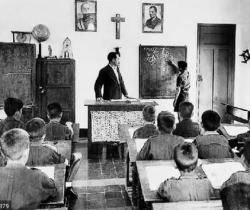 1940 L'Estat envia 49 mestres de fora de Catalunya perquè hi ensenyin espanyol