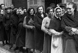 1952 S'aboleixen els racionaments de queviures de la dictadura franquista