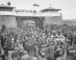 1945 Les tropes dels Estats Units alliberen el camp de concentració nazi de Mauthausen (Àustria), on moriren 2.000 catalans