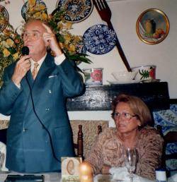 Fotografia de l'acte d'homenatge a Joan Colomines Puig, de qui Anna Esmerats va ser la segona muller- en ocasió del 70 aniversari del "doctor" (1992), amb Anna Esmerats a la seva esquerra.